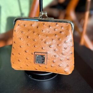 👜 Dooney & Bourke Ostrich Embossed Kiss Lock Wallet – Tan | NWOT